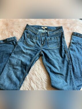 Cabi Jeans Women’s Blue Denim Jeans - Classic Straight Fit. Low Rise. Luxury.